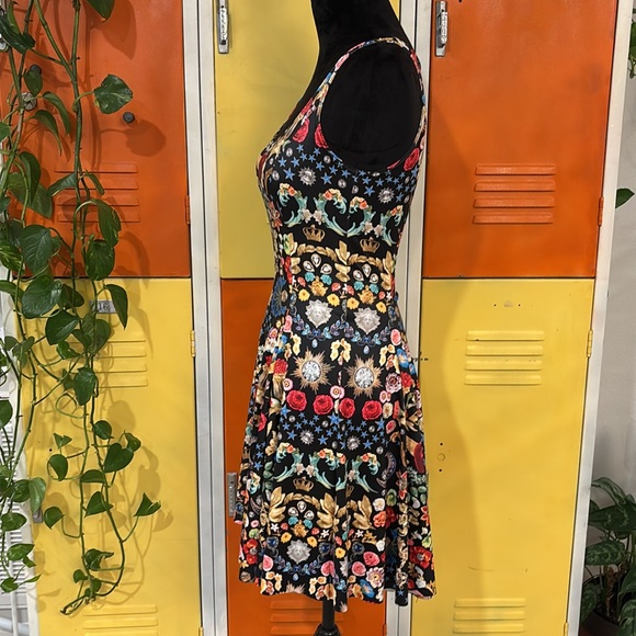 Floral Patterned Sleeveless Dress - Picture 3 of 6